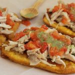 Tostones Montaditos De Pollo Mechado (3 Uds.)