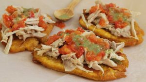 Tostones Montaditos De Pollo Mechado (3 Uds.)